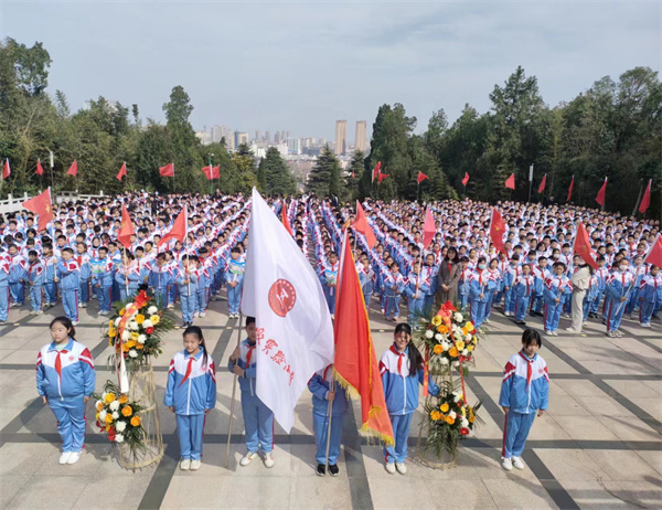      盱眙县五墩实验小学举行清明祭扫烈士陵园活动