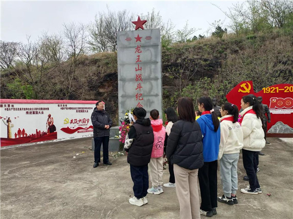 凭吊革命先烈   传承红色基因——盱眙县穆店镇关工委组织辅导站学生开展清明祭扫活动