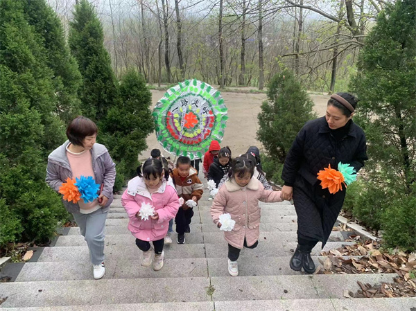 缅怀先烈，感恩幸福生活——盱眙县天泉湖镇古城幼儿园开展清明节祭扫活动