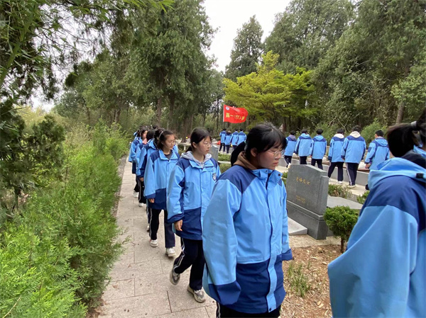 缅怀革命先烈  传承红色基因——盱眙县第二高级中学开展祭扫烈士墓活动
