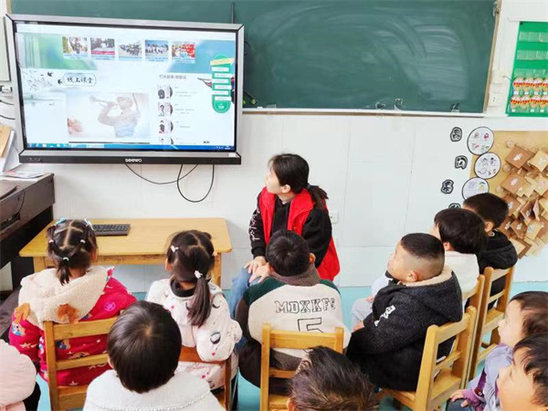 清明缅怀融于心 红色精神润于情——盱眙县官滩镇中心幼儿园开展清明“云”祭扫活动