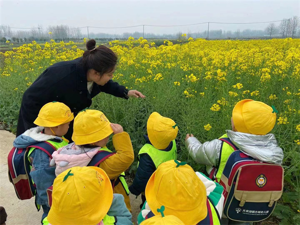 盱眙县天泉湖镇古城幼儿园开展亲近大自然教育活动