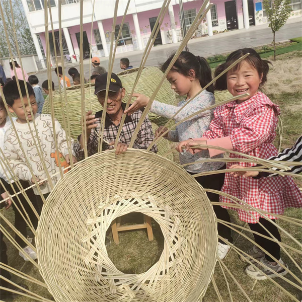 盱眙县河桥镇中心幼儿园开展非物质文化遗产——竹编技艺进校园活动