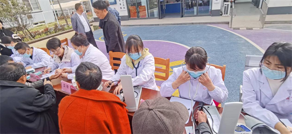 爱心义诊进社区 志愿服务暖人心——经开区徐杨卫生院党支部下社区开展义诊活动