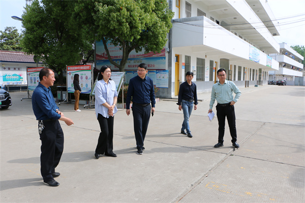 盱眙县人民政府副县长陈俊调研学校工作