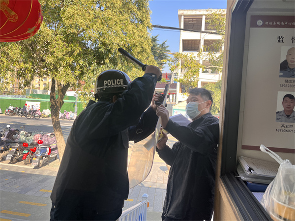 安保人员与嫌疑人周旋.jpg
