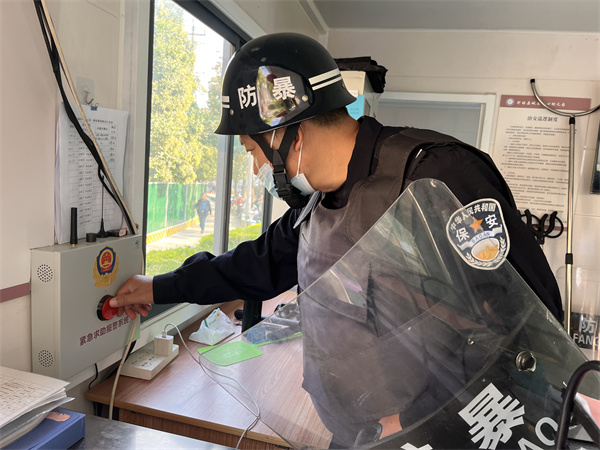 值班保安按下一键报警器.jpg