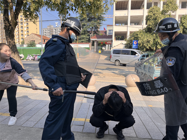 制服嫌疑人,等待警察到来.jpg