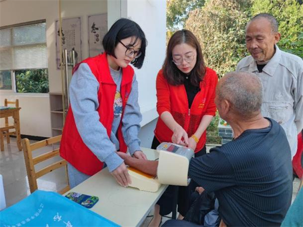 我们的节日丨新林村开展重阳节慰问退休人员活动