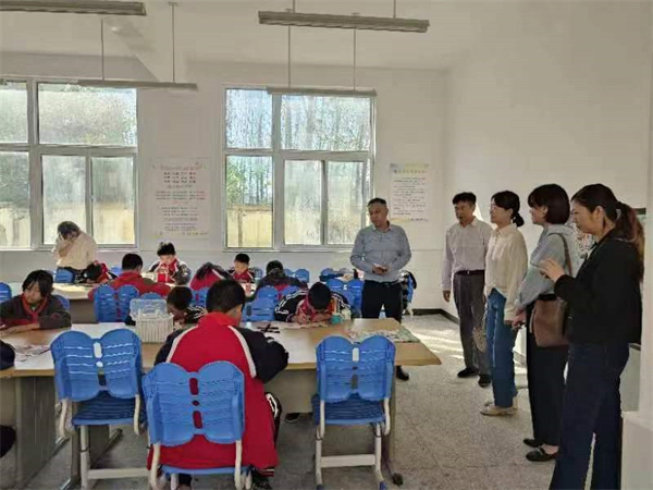 淮安市慈善总会副会长贾书成一行到盱眙县河桥中心小学调研慈善文化进校园工作