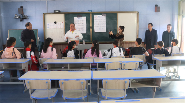 盱眙县关工委调研指导盱眙县古桑小学校外教育辅导站工作