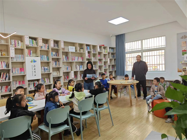 走进农家书屋 分享阅读之光