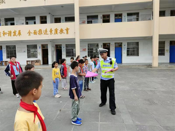 盱眙县河桥中心小学“爱心护学岗”温暖平安路