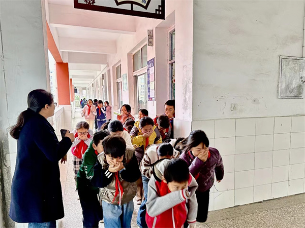 盱眙县鲍集中心小学开展消防安全疏散演练活动
