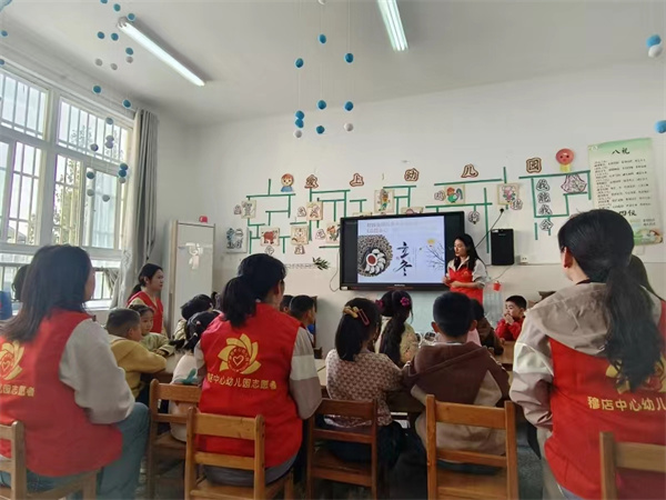 温暖童心 快乐立冬——盱眙县穆店乡中心幼儿园关工委开展关爱活动
