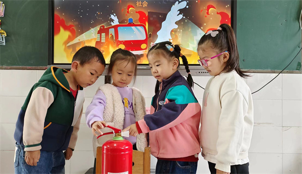 盱眙县马坝镇中心幼儿园开展“119消防安全演练”活动