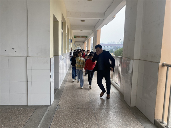 盱眙县管镇中心小学成功进行消防安全疏散演练活动