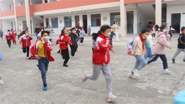 盱眙县古桑中心小学开展消防疏散逃生演练活动