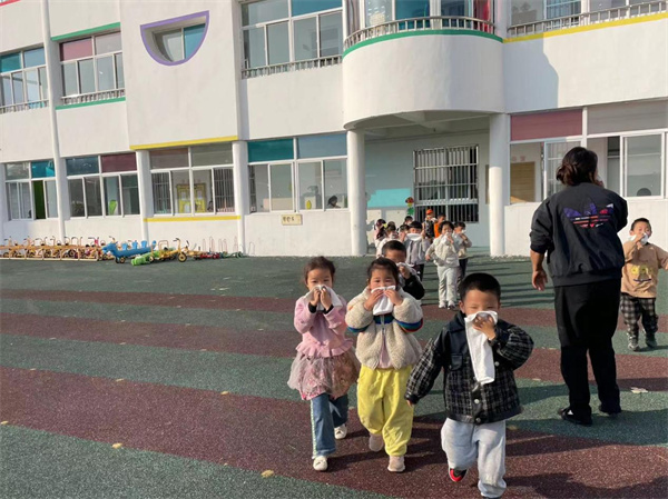 以“演”筑防 安全“童”行——盱眙县明祖陵镇中心幼儿园开展消防演练活动