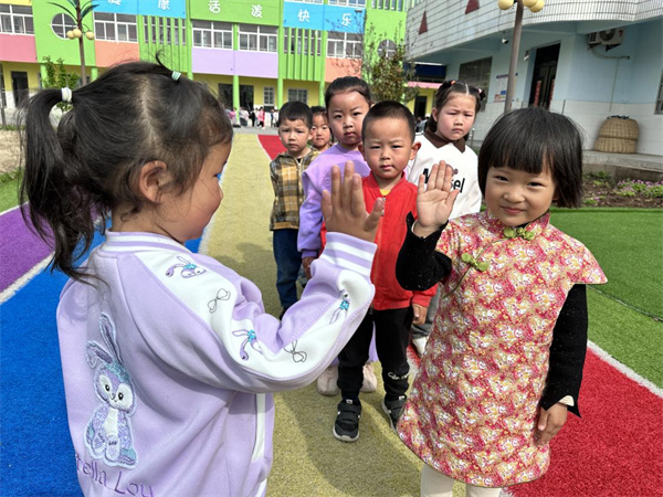 “匍匐、跳跃、奔跑、欢笑”——盱眙县河桥镇中心幼儿园开展户外体能小循环