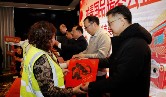 江苏镇江:爱心商家连续八年邀请城市美容师吃年夜饭