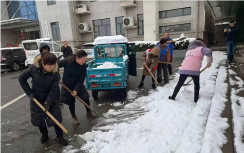 云台村开展“清雪铲冰”志愿服务活动