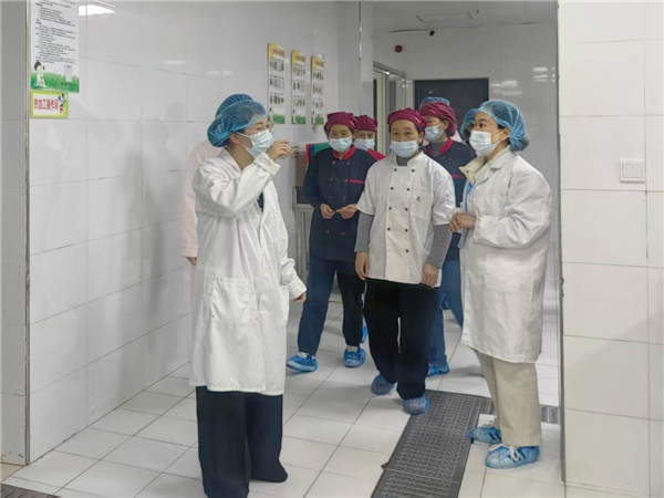 严守食安细节 守护幼儿健康——盱眙县五墩幼儿园教育集团开展食堂人员培训与互查工作