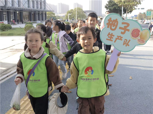 萌趣重阳·踏秋去——盱眙县盱城街道中心幼儿园祖孙同乐活动温情上演
