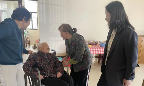 仪征市新集镇:开展重阳节慰问百岁老人活动