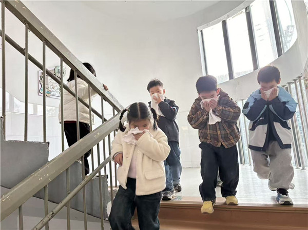 筑牢安全防线，守护稚嫩童心——盱眙县第三实验幼儿园开展“最小应急单位”演练活动