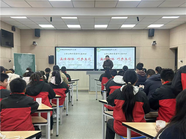 温情相伴 巧手生花——盱眙县盱城街道中心小学山爸山妈携手留守儿童开展制作干花笔筒活动