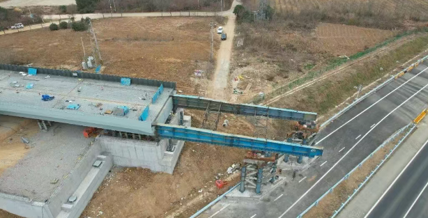 仪征交通：305县道上跨G40桥梁开展顶推施工