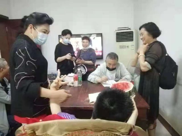 只要人人都付出一点爱，世界将变成美好的人间