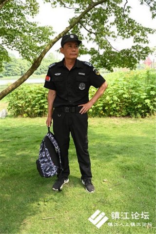 金山湖保安静候丢包失主一个多小时仍未见有人领取