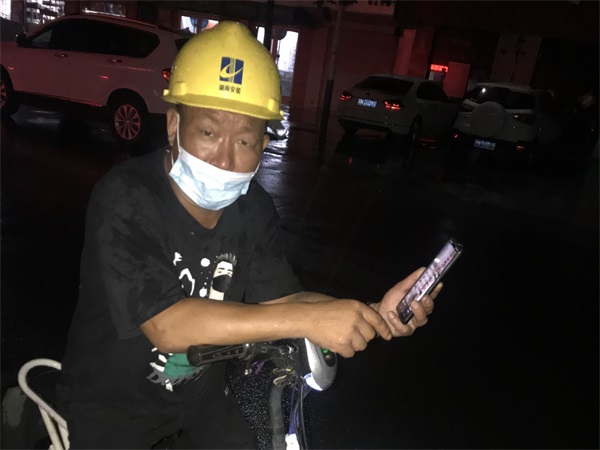 雨夜逆行人
