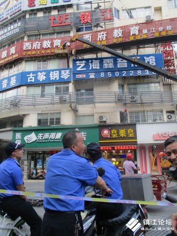 镇江京口城管依法拆除城区多处大型户外广告牌和违章建筑