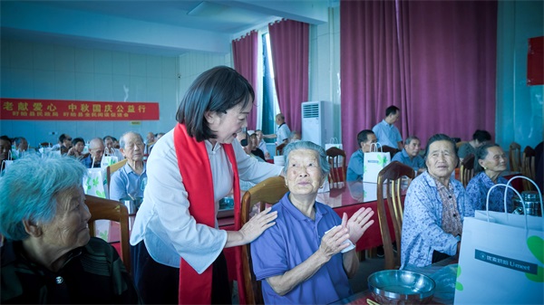 盱眙开展“敬老献爱心 双节话团圆”司法公益活动