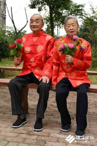 正益爱心组织九九重阳节给金婚老人免费拍照