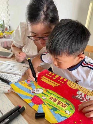国旗国旗，我爱你  ------盱眙县实验小学开展“庆国庆——我和爸妈画国旗”亲子活动