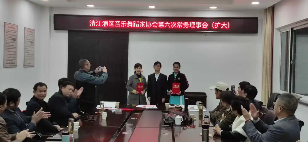 以文艺之光铸时代之魂 以文化自信崇德艺之风