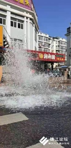 水花喷溅几米高！润州花园一消防栓被撞“哭”