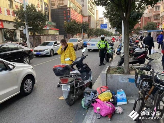 男子醉酒机动车道蛇形行驶  交警拦停竟耍赖玩鲤鱼打挺