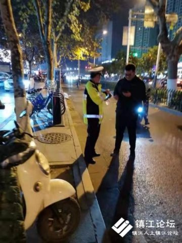 京口交警大队积极开展夜间查纠交通违法行为整治行动