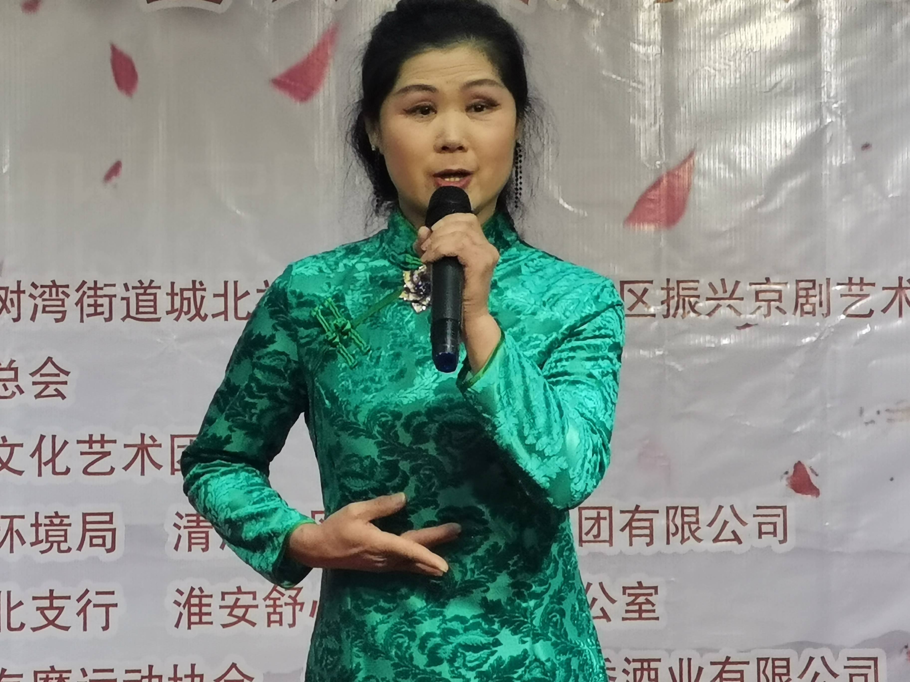 淮安:京剧演唱+慈善救助 充满正能量