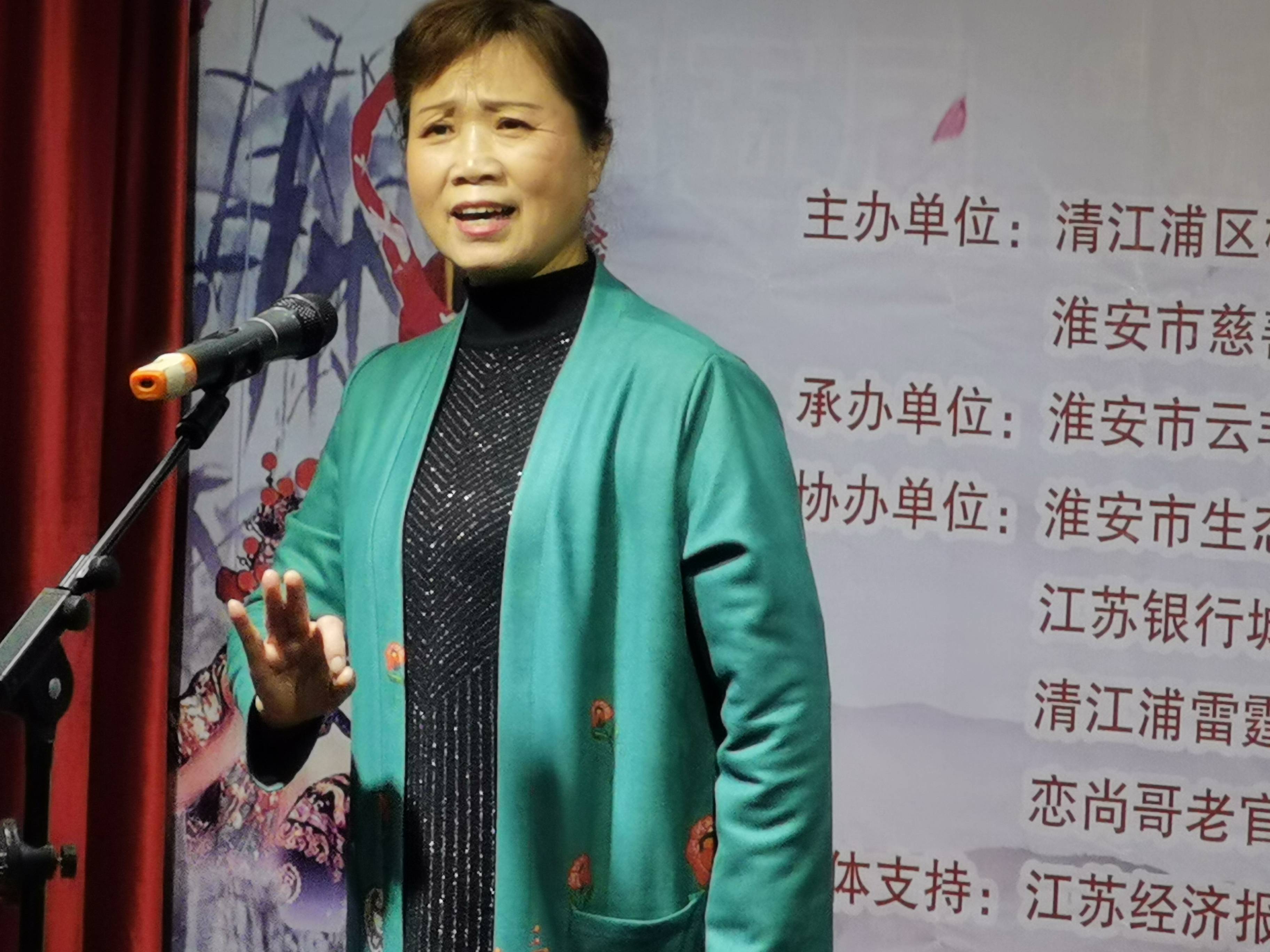 淮安:京剧演唱+慈善救助 充满正能量