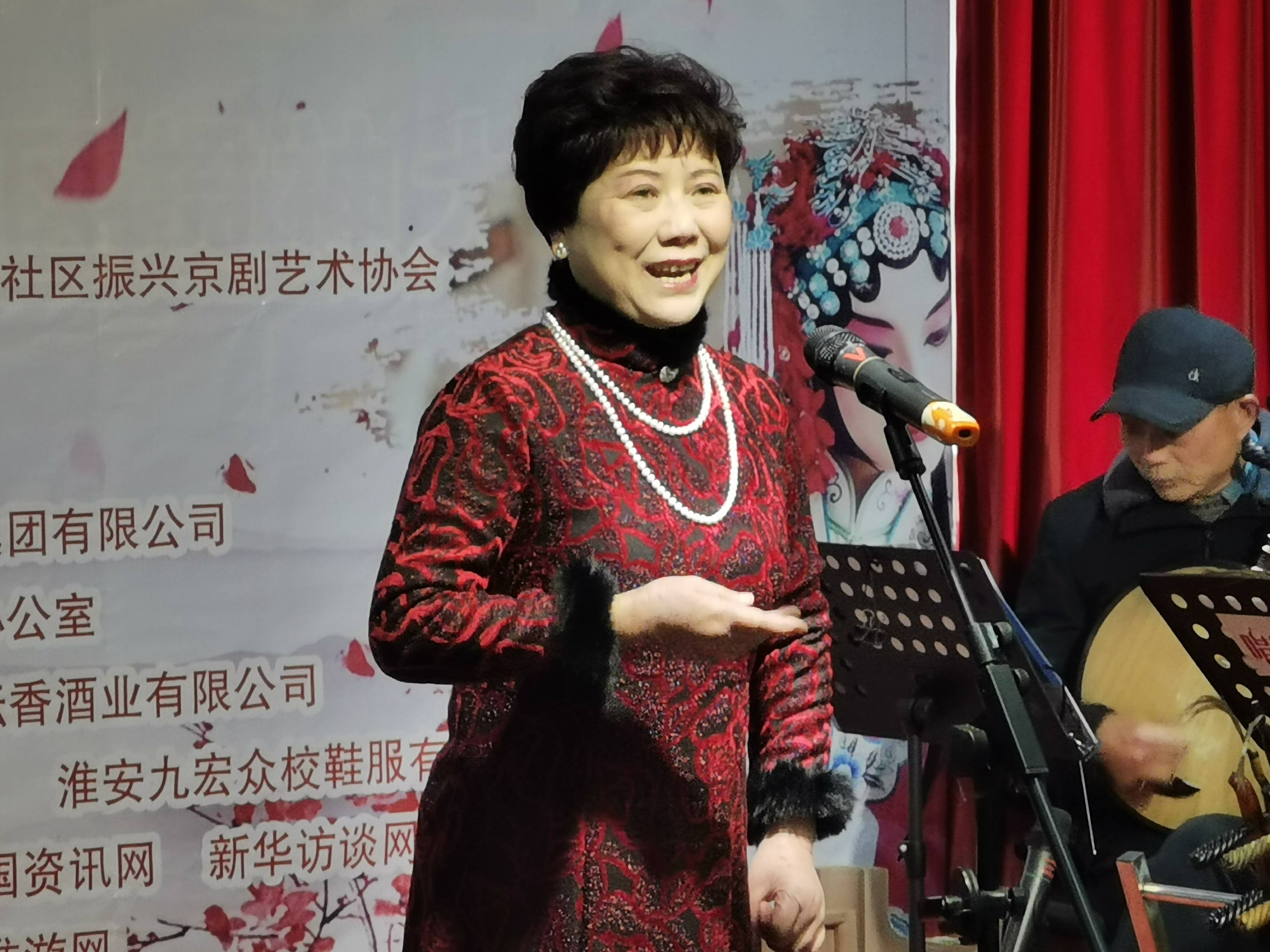 淮安:京剧演唱+慈善救助 充满正能量