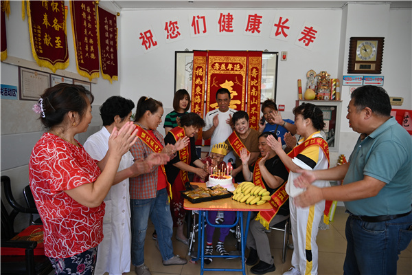  爱心公益联盟俱乐部：爱心送进敬老院 志愿服务暖人心