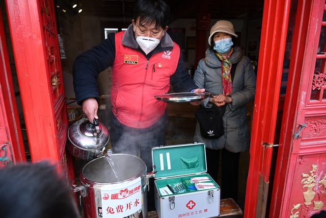 镇江爱心家园志愿者在行动！流动风景线为新春添光彩 