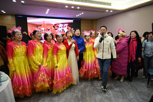  开心群志愿者给敬老院老人送“文艺大餐”