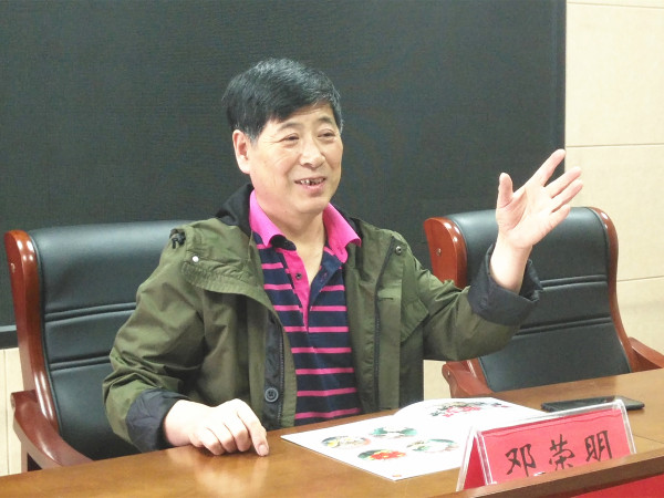 著名画家邓荣明勉励大学生树立正确人生观